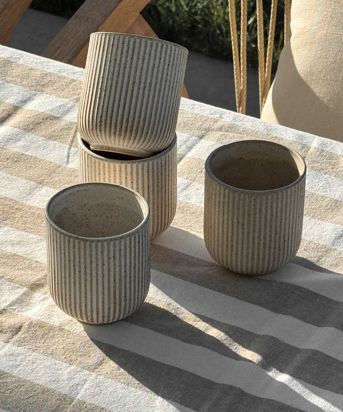 Keramik Becher im geriffeltem Design Beige