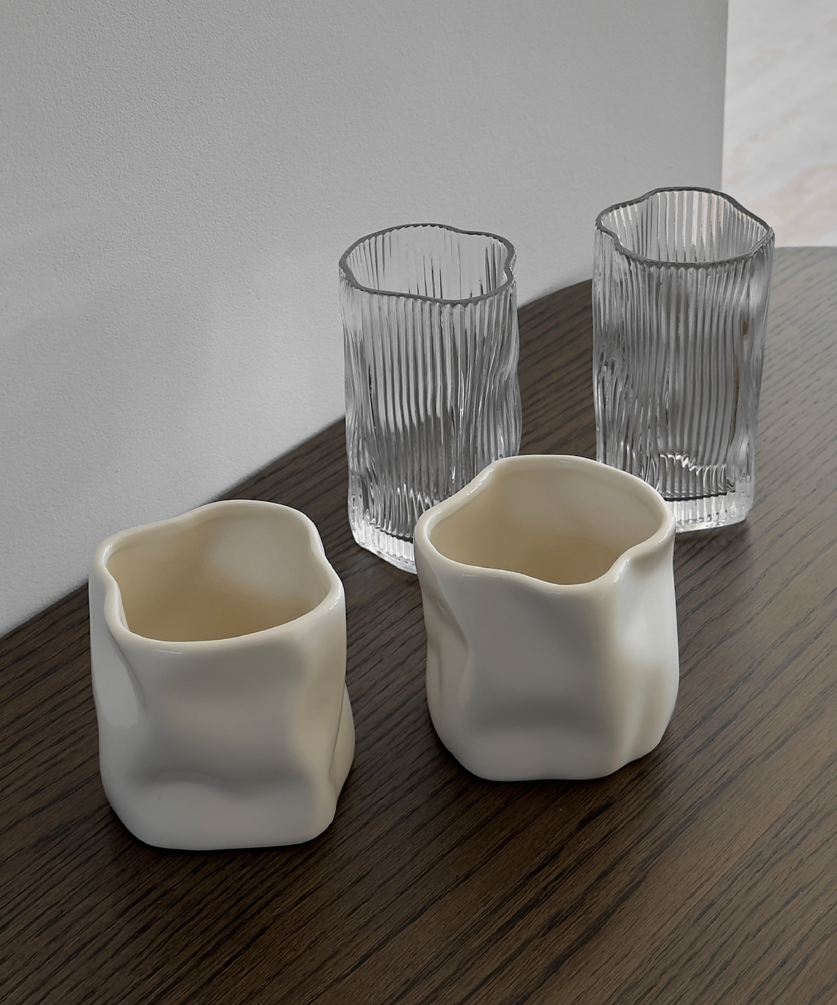 Geriffeltes Trinkglas im organischen Design aus der Serie Alaska – Materialdetail