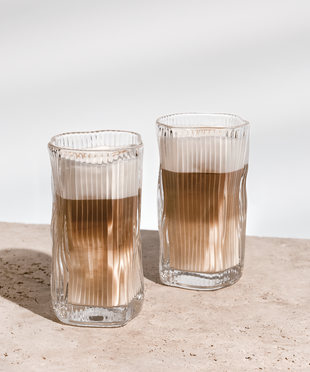 Geriffeltes Trinkglas im organischen Design aus der Serie Alaska – Größenübersicht