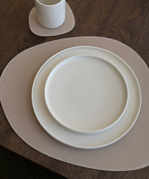 Teller- und Glasuntersetzer in Taupe und Creme aus der Serie Jade – Nahaufnahme der Oberfläche