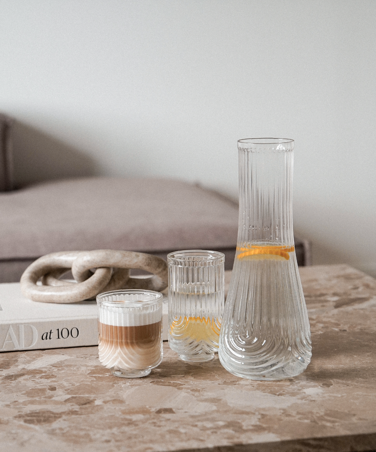 Großes Trinkglas im Bogen-Design aus der Serie Rom – im Wohnambiente