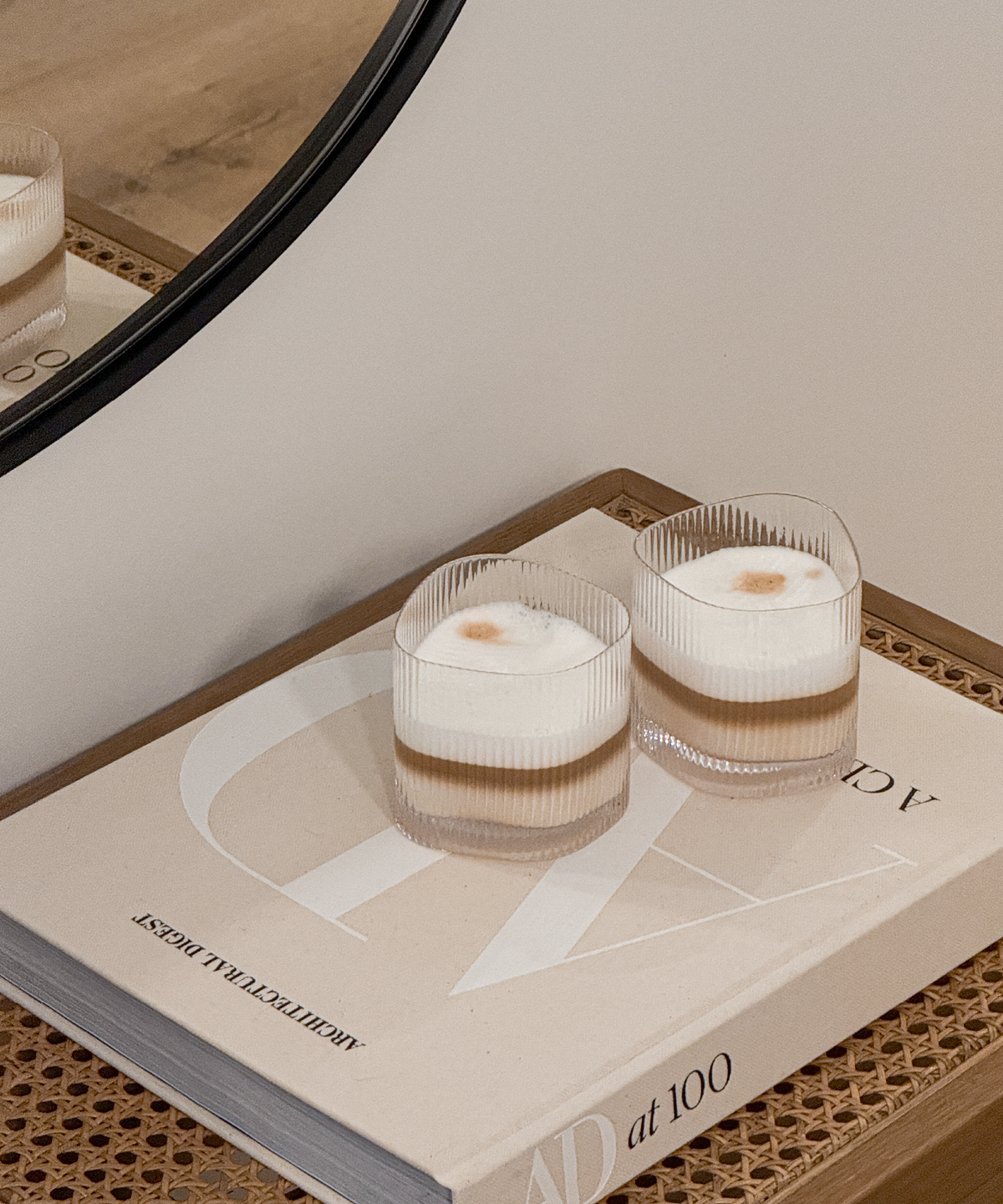 Kleines Trinkglas im gerillten Design aus der Serie Venice – Detailansicht