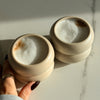 Kleiner wellenförmiger Keramikbecher Beige | Mya