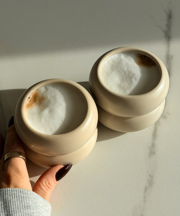 Kleiner wellenförmiger Keramikbecher Beige | Mya
