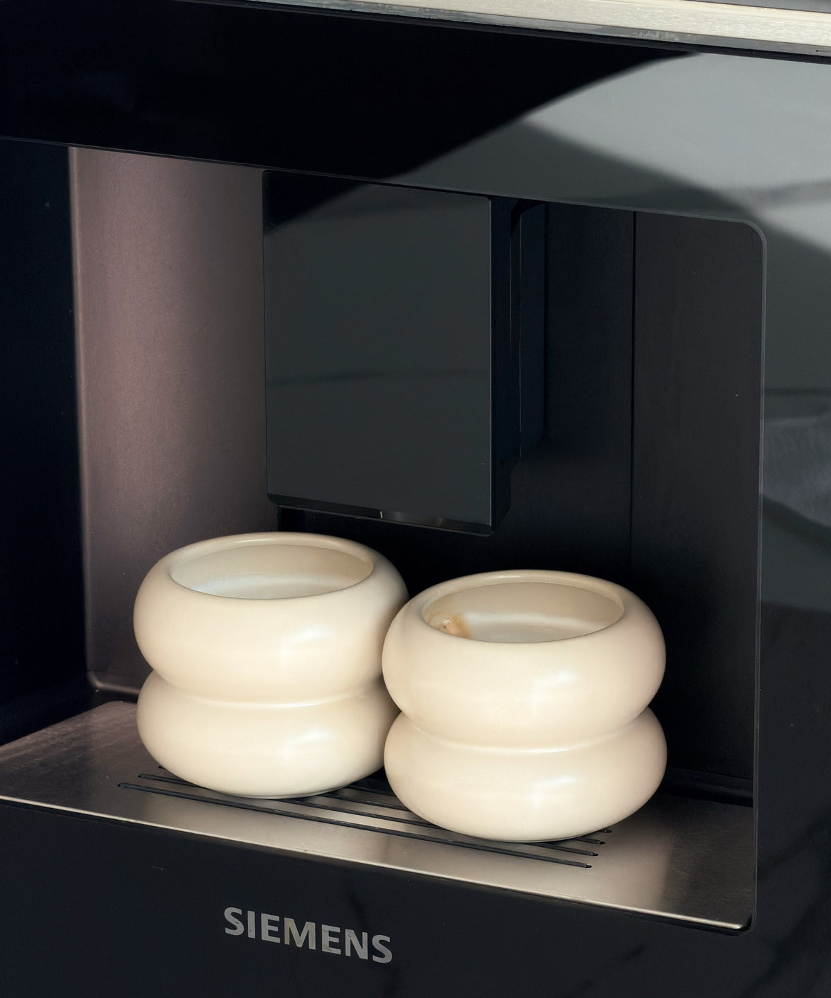 Kleiner Mya Keramikbecher in Beige