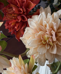 Amber Hour Kunstblumenstrauß – Close-up Dahlien in Blutorange & Beige – Bloom von 7 O'CLOCK