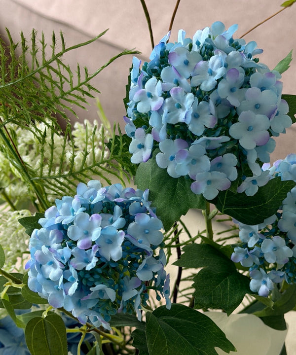 Azure Breeze 11er Bouquet in Hellblau, Weiß & Grün | Bloom