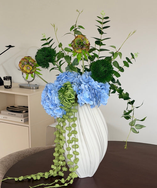 Blue Botanica Kunstblumenstrauß – Strauß auf dem Esstisch – Bloom von 7 O'CLOCK
