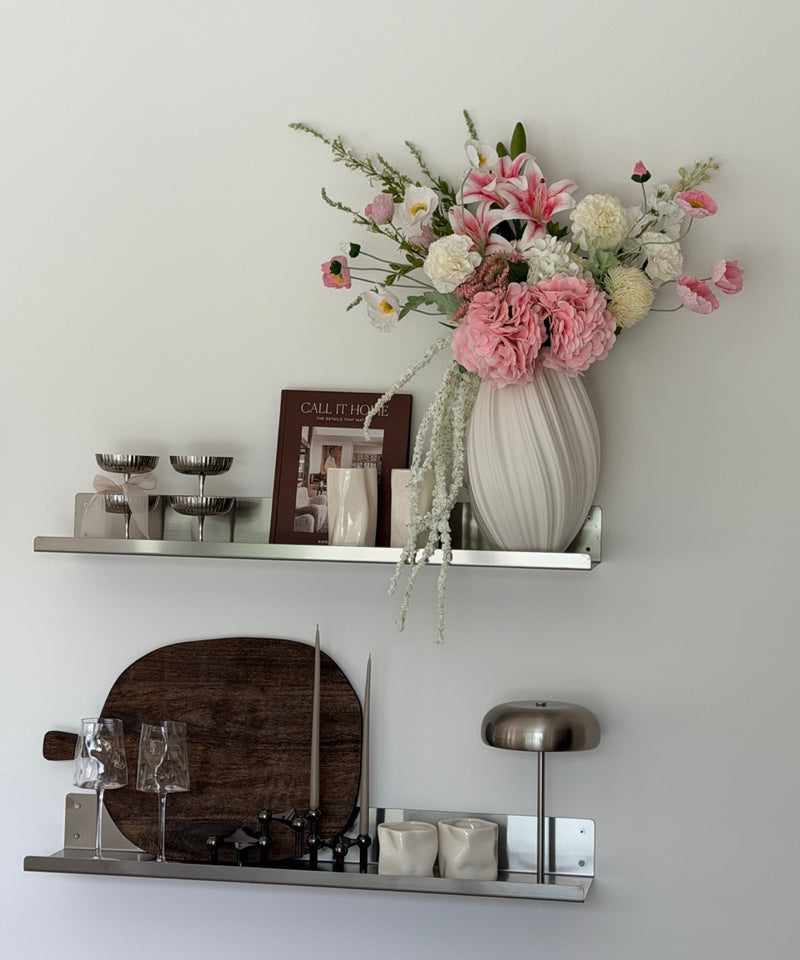 Blush Cloud Kunstblumenstrauß – Strauß auf dem Wandregal in der Gesamtansicht – Bloom von 7 O'CLOCK