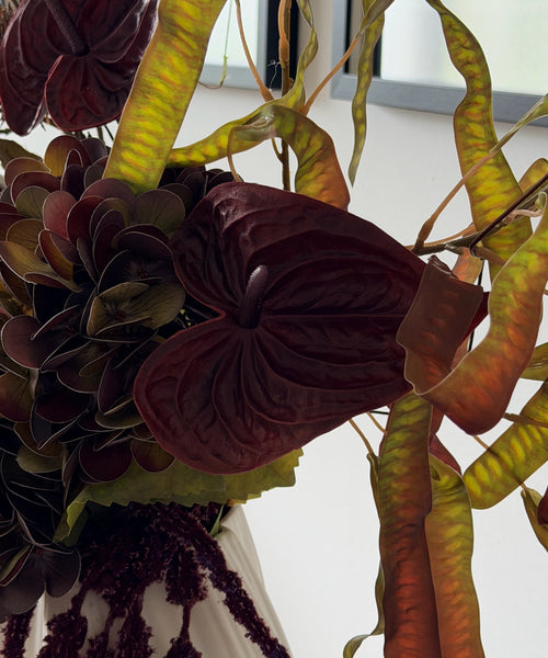 Kunstblumenstrauß Copper Dusk in Bordeaux, Grün & Kupfer aus der Serie Bloom – Close-up Anthurium in Bordeaux & Schotenzweige