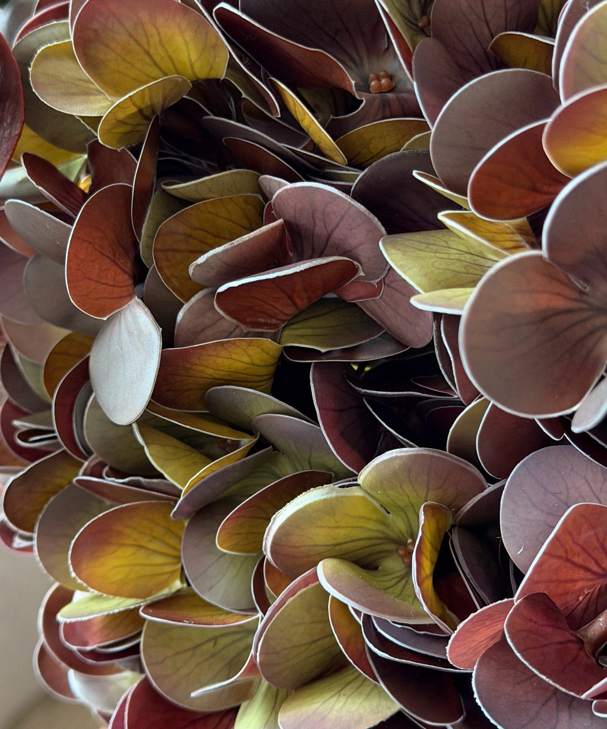 Kunstblumenstrauß Copper Dusk in Bordeaux, Grün & Kupfer aus der Serie Bloom – Close-up Hortensie in Braun