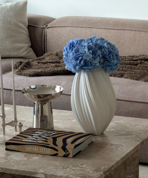Hortensien Bouquet Blau – auf dem Couchtisch im Wohnzimmer – Bloom von 7 O'CLOCK