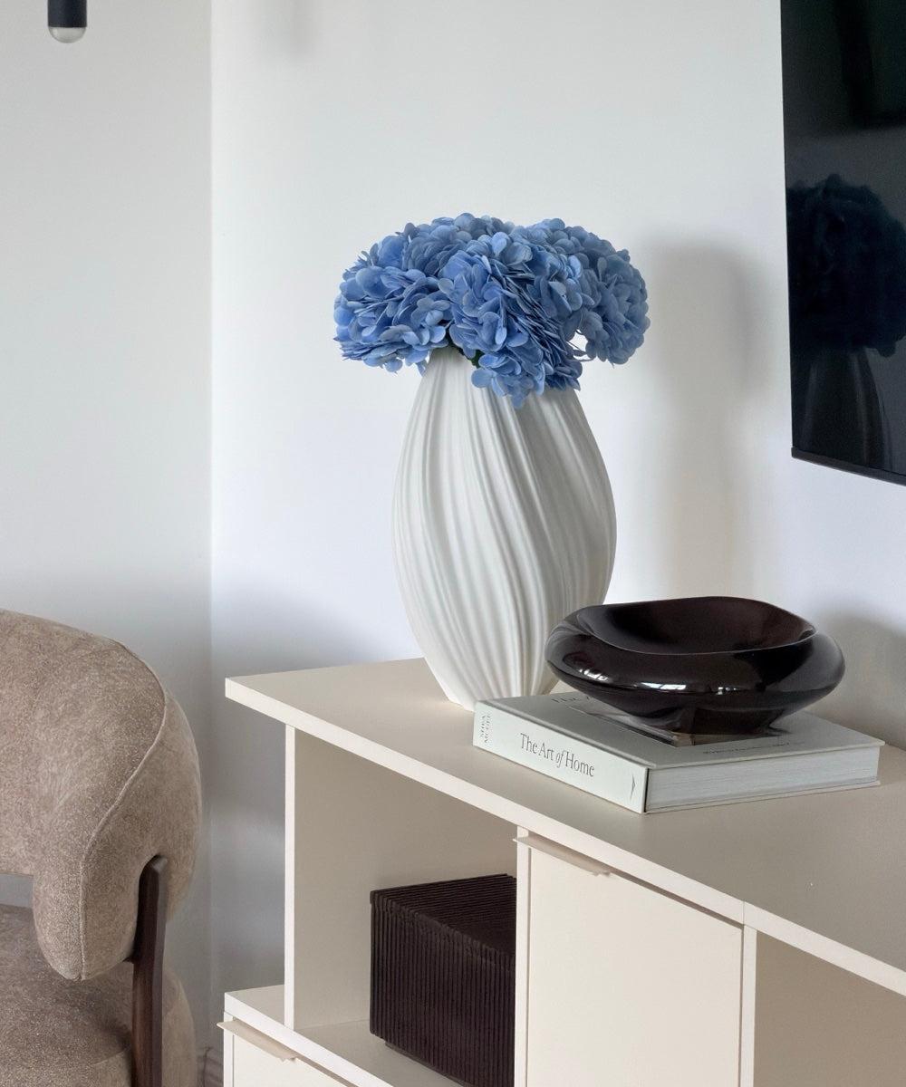 Hortensien Bouquet Blau – auf dem Sideboard im Wohnraum – Bloom von 7 O'CLOCK