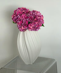 Hortensien Bouquet Pink – Komplettansicht in weißer Vase – Bloom von 7 O'CLOCK