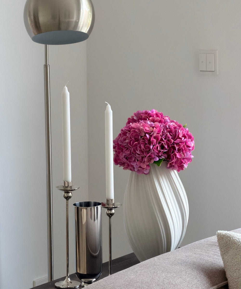 Hortensien Bouquet Pink – neben Stehlampe und Kerzenhaltern – Bloom von 7 O'CLOCK