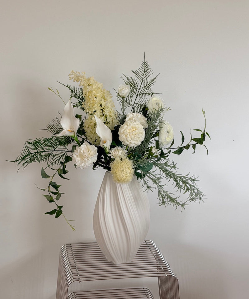 Ivory Grace Kunstblumenstrauß – Strauß auf dem Metallhocker – Bloom von 7 O'CLOCK