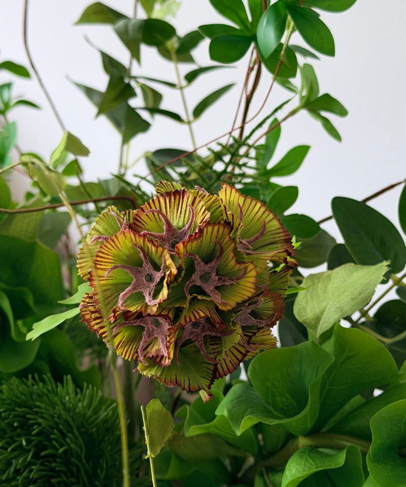 Jungle Luxe Kunstblumenstrauß – Close-up Hortensie in Braun & Muschelblume – Bloom von 7 O'CLOCK