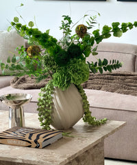 Jungle Luxe Kunstblumenstrauß – Strauß auf dem Couchtisch im Wohnzimmer – Bloom von 7 O'CLOCK