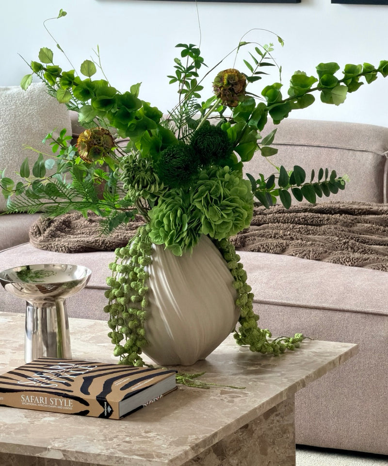 Jungle Luxe Kunstblumenstrauß – Strauß auf dem Couchtisch im Wohnzimmer – Bloom von 7 O'CLOCK