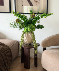 Jungle Luxe Kunstblumenstrauß – Strauß auf dem Beistelltisch im Wohnzimmer – Bloom von 7 O'CLOCK