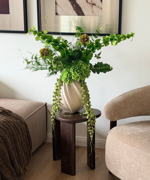 Jungle Luxe Kunstblumenstrauß – Strauß auf dem Beistelltisch im Wohnzimmer – Bloom von 7 O'CLOCK