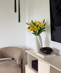 Lilien Bouquet Gelb – auf dem Sideboard im Wohnraum – Bloom von 7 O'CLOCK