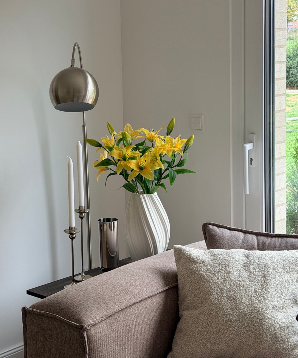 Lilien Bouquet Gelb – in der Wohnzimmerecke neben Stehlampe – Bloom von 7 O'CLOCK