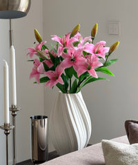 Lilien Bouquet Pink – neben Stehlampe und Kerzenhaltern – Bloom von 7 O'CLOCK