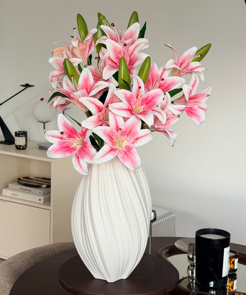 Lilien Bouquet Weiß & Rosa – Komplettansicht in weißer Vase – Bloom von 7 O'CLOCK