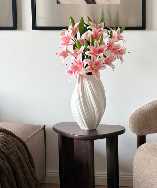 Lilien Bouquet Weiß & Rosa – auf dem Beistelltisch im Wohnzimmer – Bloom von 7 O'CLOCK