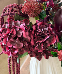 Kunstblumenstrauß Merlot Night in Bordeaux & Grün aus der Serie Bloom – Close-up Hortensien & Amaranthus in Bordeaux