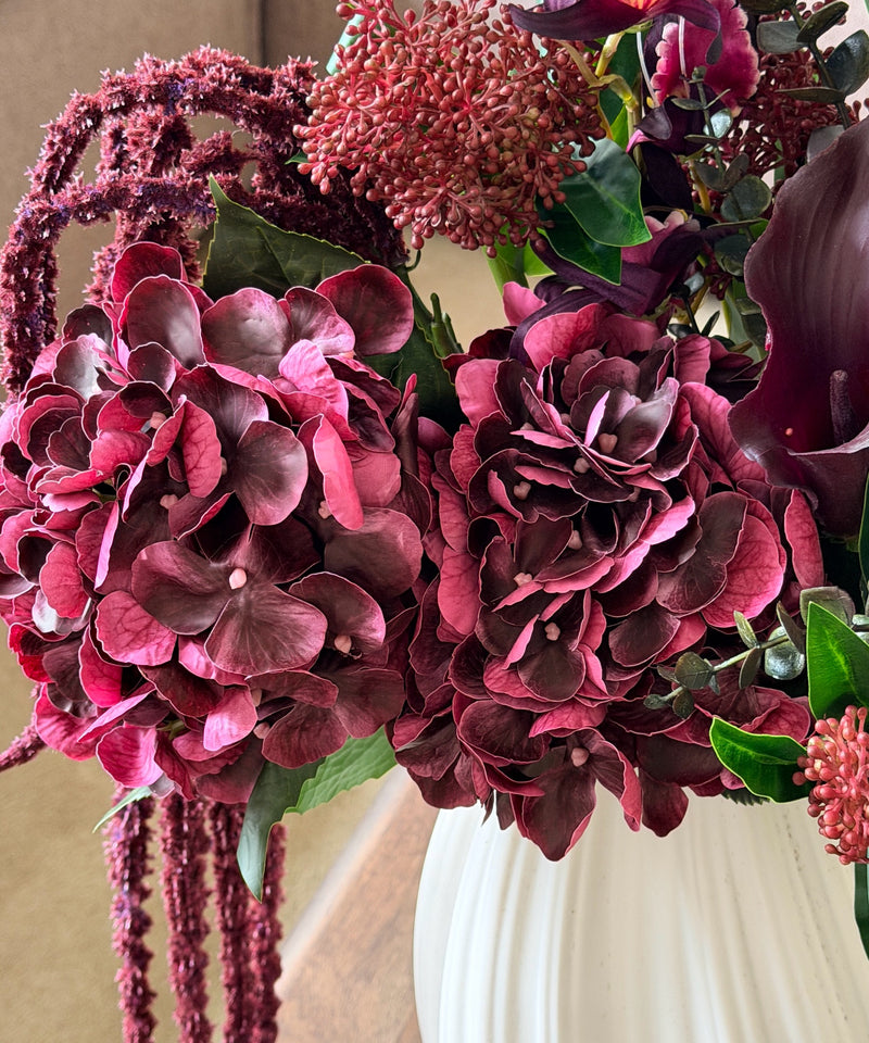 Kunstblumenstrauß Merlot Night in Bordeaux & Grün aus der Serie Bloom – Close-up Hortensien & Amaranthus in Bordeaux