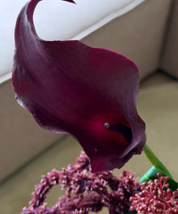 Kunstblumenstrauß Merlot Night in Bordeaux & Grün aus der Serie Bloom – Close-up Calla-Lilie in Bordeaux