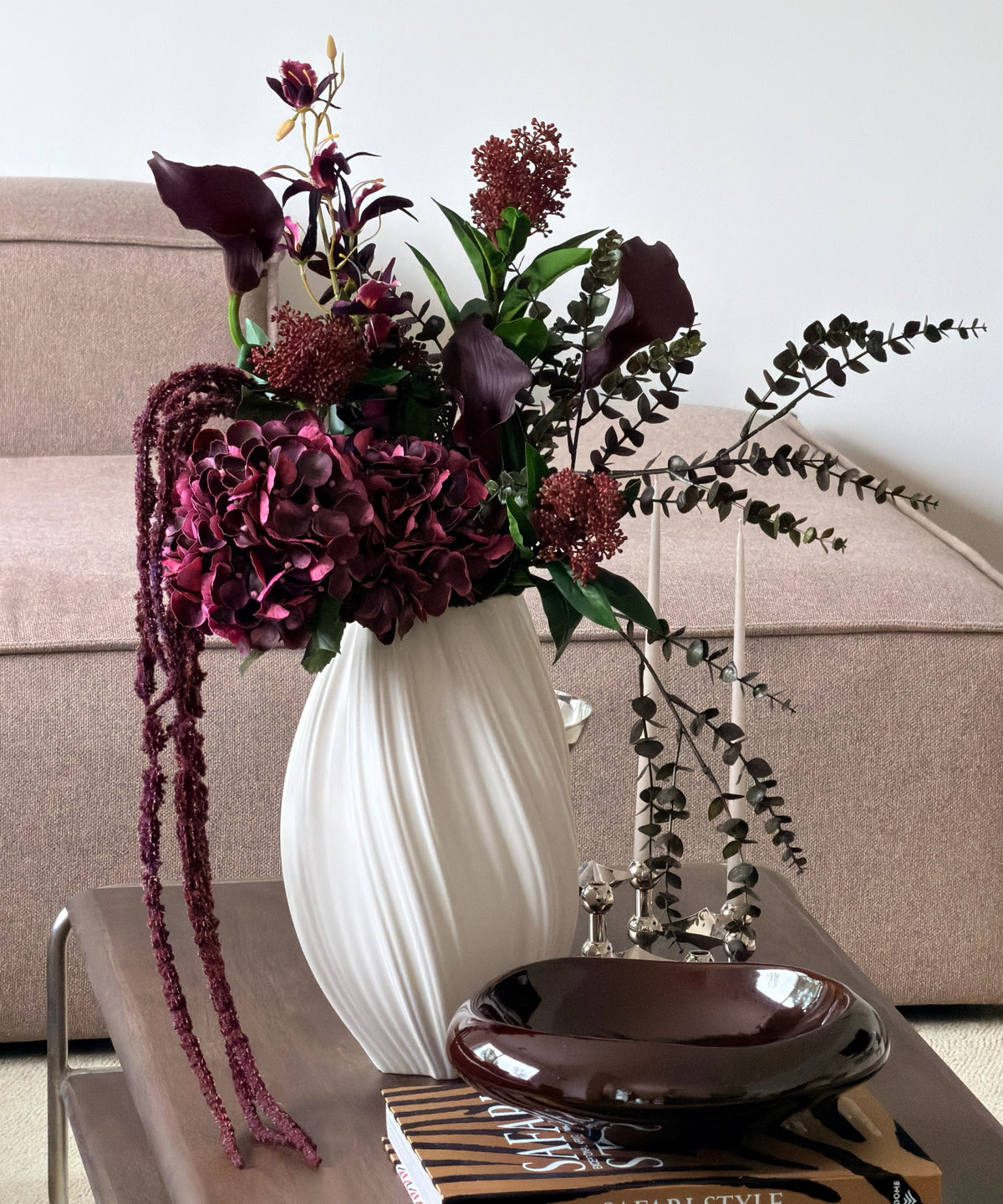 Kunstblumenstrauß Merlot Night in Bordeaux & Grün aus der Serie Bloom – auf dem Couchtisch im Wohnzimmer