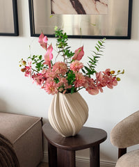 Orchid Muse Kunstblumenstrauß – Strauß auf dem Beistelltisch im Wohnzimmer – Bloom von 7 O'CLOCK