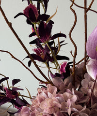 Plum Noir Kunstblumenstrauß – Close-up Dendrobien in Dunkelrot – Bloom von 7 O'CLOCK