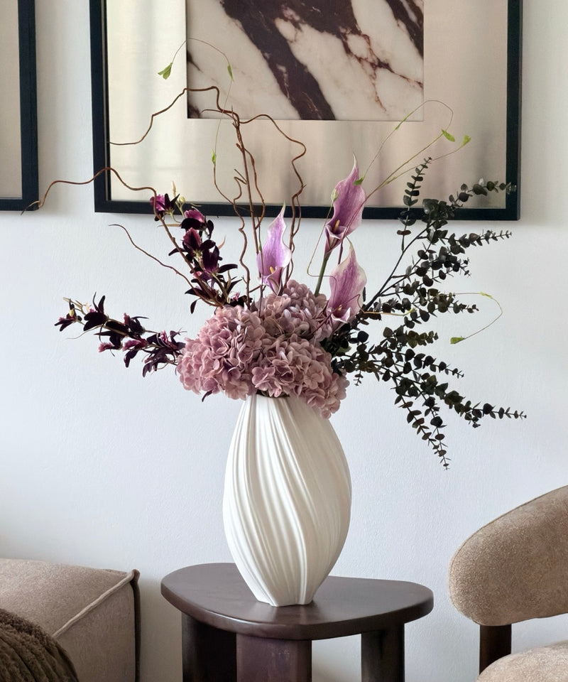 Plum Noir Kunstblumenstrauß – Strauß auf dem Beistelltisch im Wohnzimmer – Bloom von 7 O'CLOCK