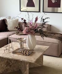 Plum Noir Kunstblumenstrauß – Strauß auf dem Couchtisch im Wohnzimmer – Bloom von 7 O'CLOCK
