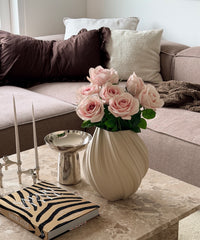 Rosen Bouquet Hellrosa – auf dem Marmor-Couchtisch im Wohnzimmer – Bloom von 7 O'CLOCK