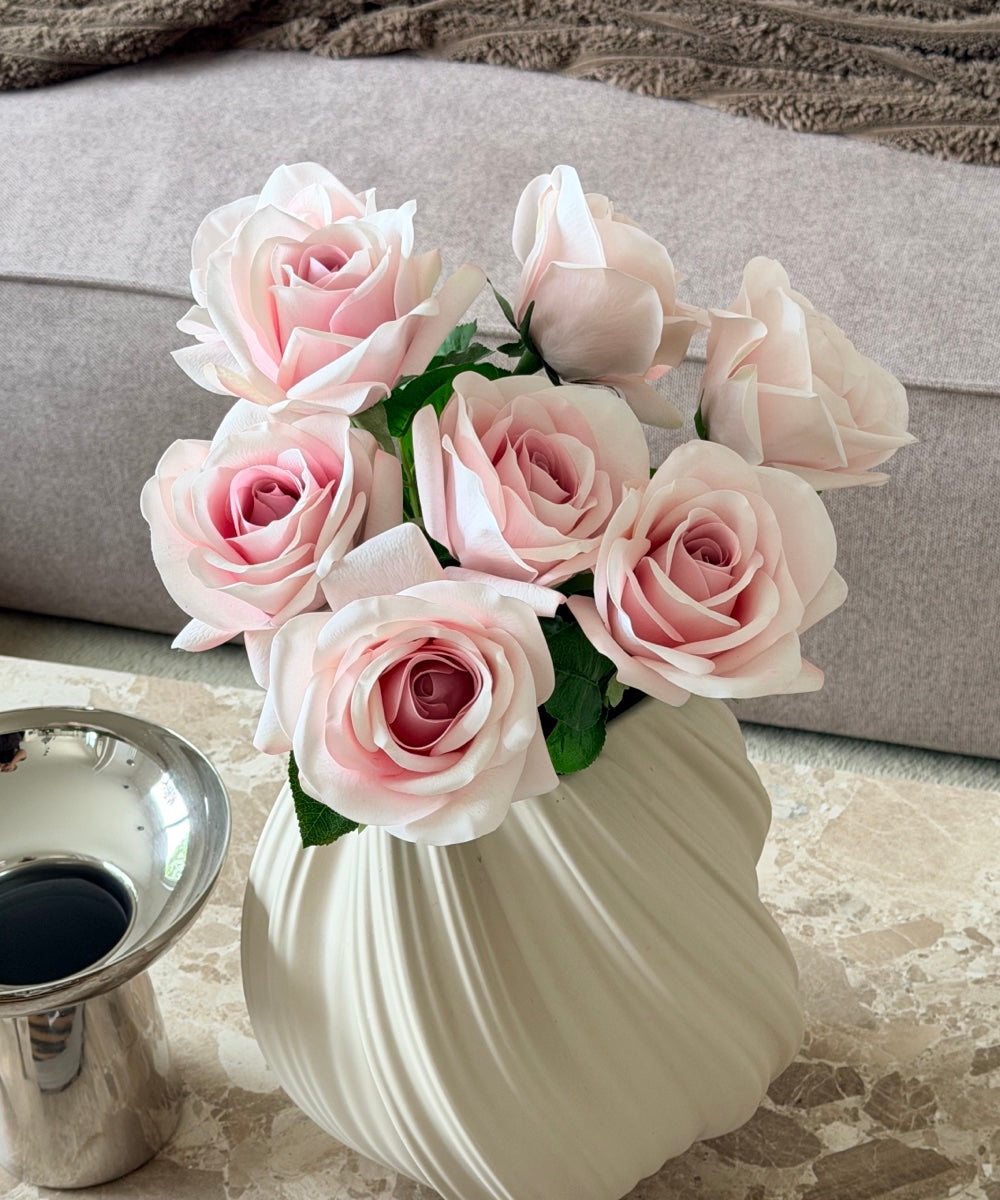 Rosen Bouquet Hellrosa – in Vase auf dem Couchtisch – Bloom von 7 O'CLOCK