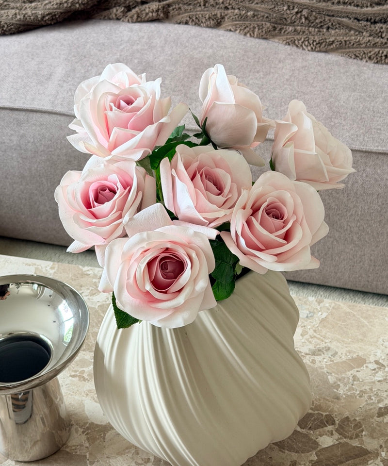 Rosen Bouquet Hellrosa – in Vase auf dem Couchtisch – Bloom von 7 O'CLOCK
