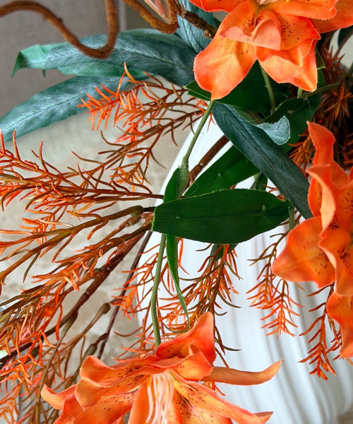 Wild Flame Kunstblumenstrauß – Close-up Lilie & Zierspargel in Orange – Bloom von 7 O'CLOCK