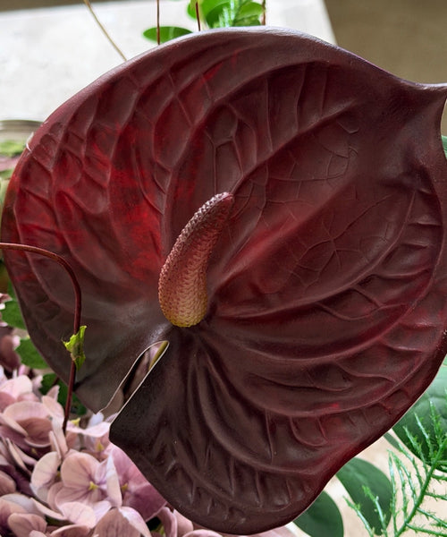 Wild Velvet Kunstblumenstrauß – Close-up Anthurie in Bordeaux – Bloom von 7 O'CLOCK