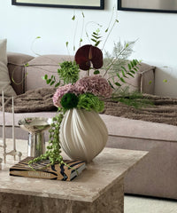 Wild Velvet Kunstblumenstrauß – Strauß auf dem Couchtisch im Wohnzimmer – Bloom von 7 O'CLOCK