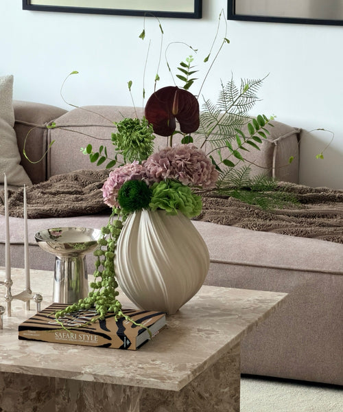 Wild Velvet Kunstblumenstrauß – Strauß auf dem Couchtisch im Wohnzimmer – Bloom von 7 O'CLOCK