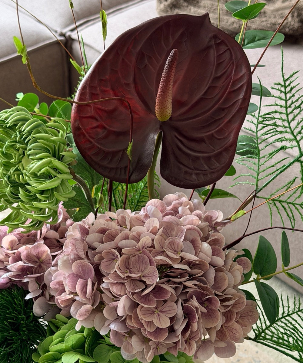 Wild Velvet Kunstblumenstrauß – Anthurie & Hortensien vor dem Sofa – Bloom von 7 O'CLOCK