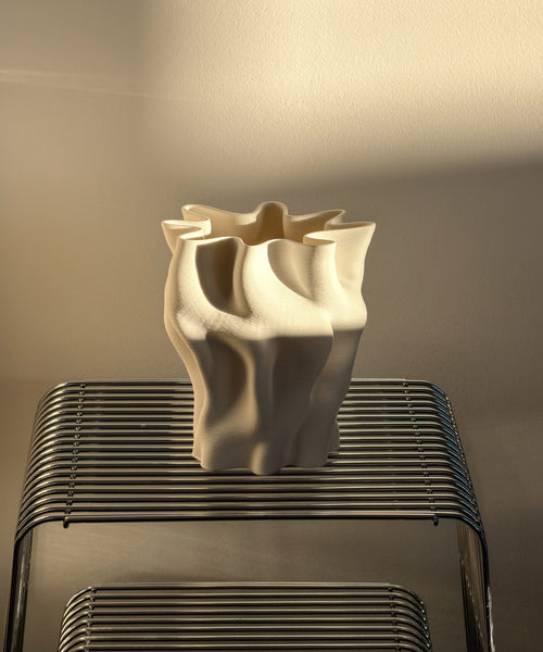 Cleo Keramikvase in Cremeweiß auf dem Drahttisch im warmen Abendlicht