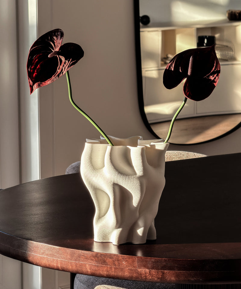 Cleo Vase mit Anthurien auf dem runden Esstisch vor einem Wandspiegel