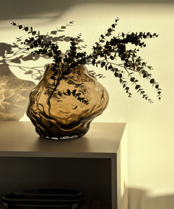 Braune Glasvase mit organisch gewölbter Silhouette | Suri
