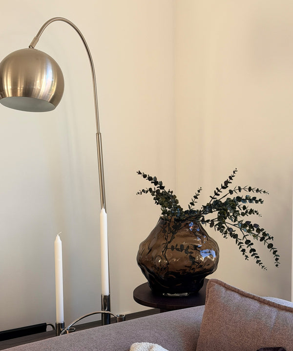 Braune Glasvase mit organisch gewölbter Silhouette | Suri